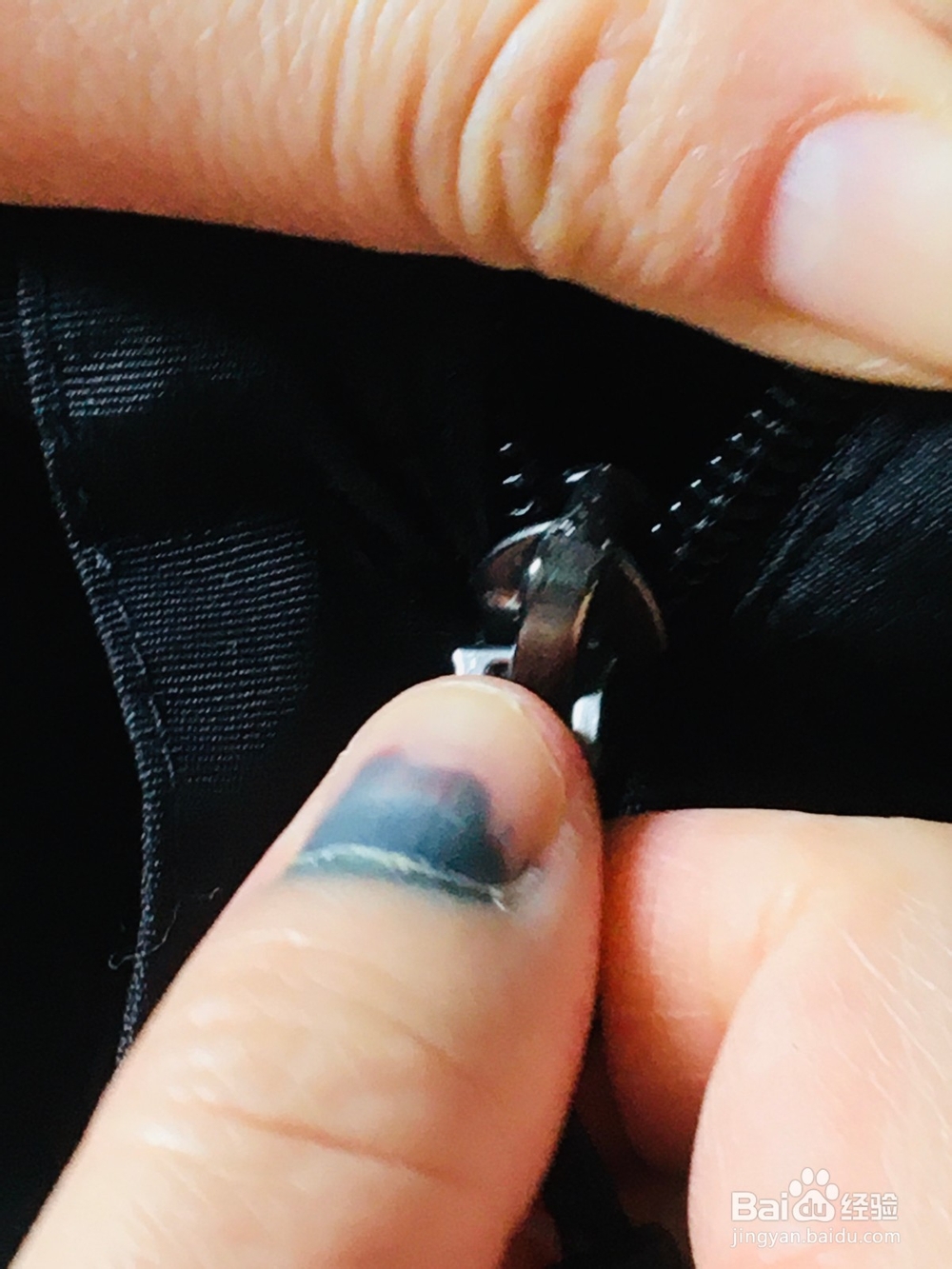 衣服拉锁夹衣服怎么办