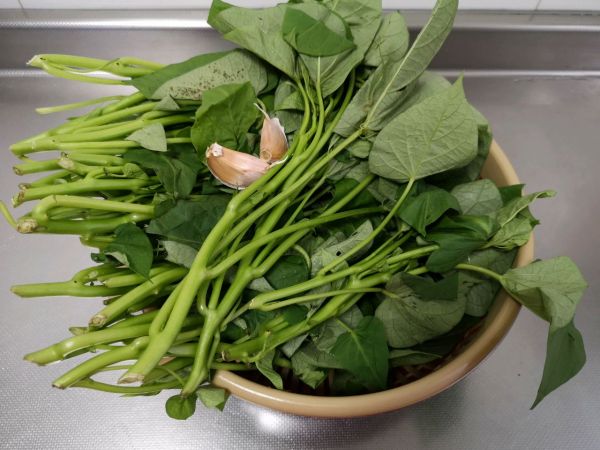 嫩绿蒜蓉地瓜叶