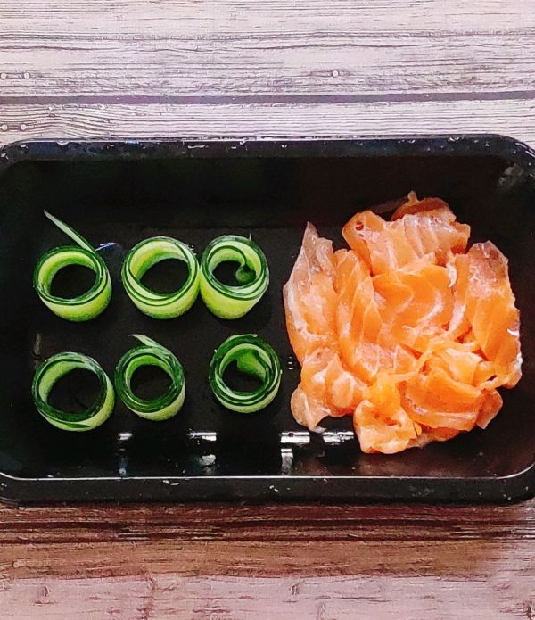 三文鱼花朵寿司黄瓜卷