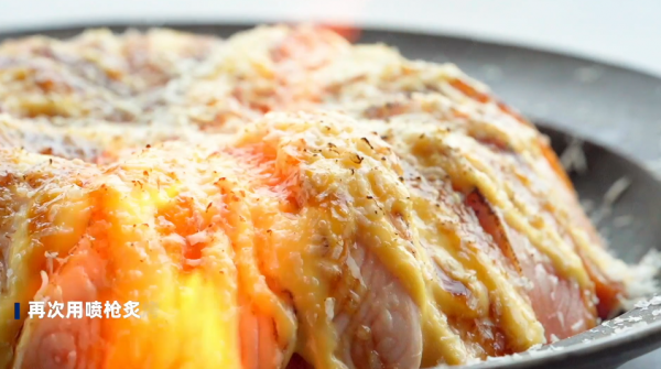 熔岩炙烤三文鱼窝蛋饭在家怎么做