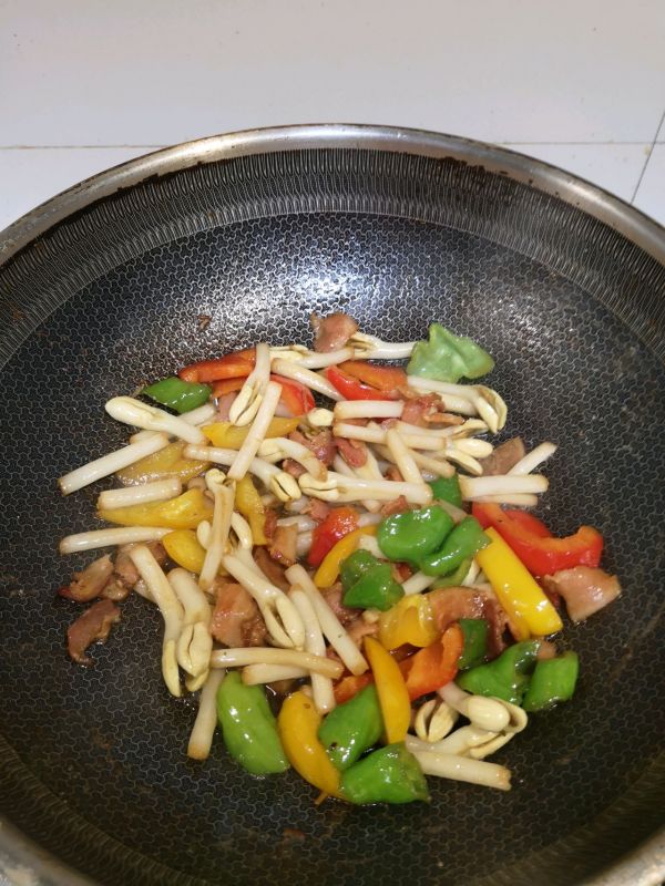 培根炒彩椒花生芽