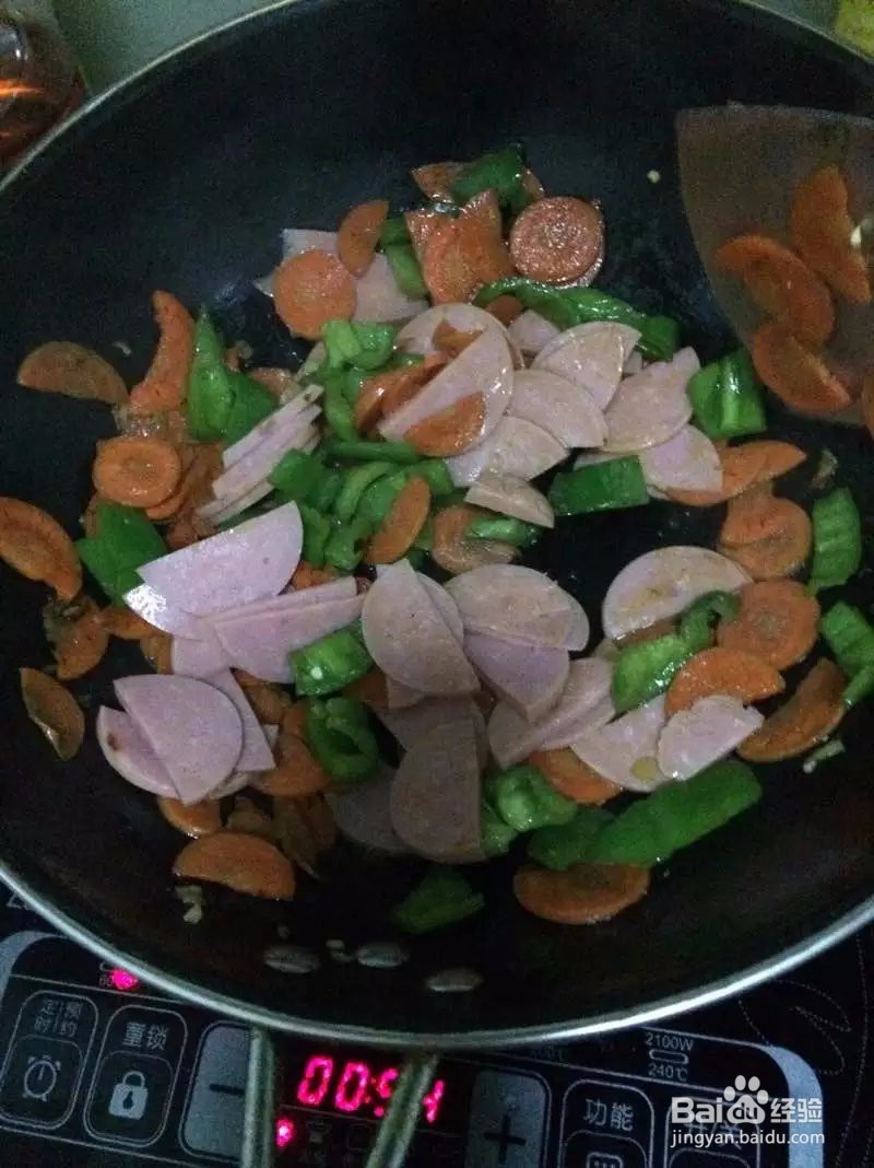 简单快速的炒菜---青椒胡萝卜炒香肠
