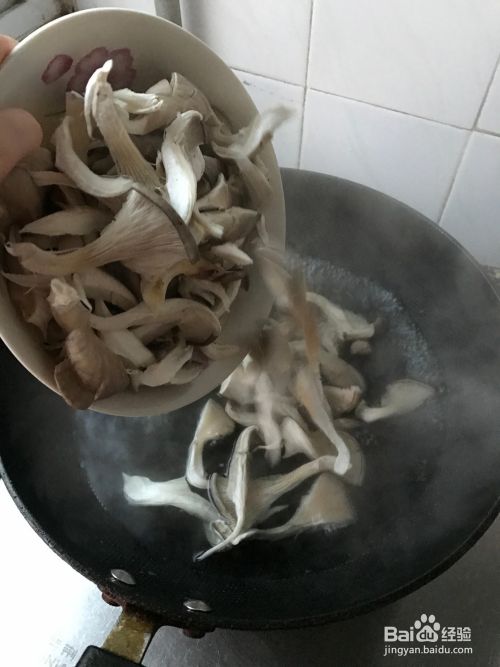 家常蘑菇炖鸡的做法