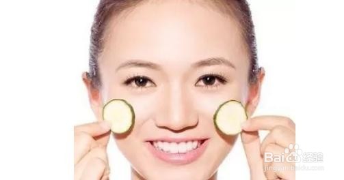 如何正确去除眼袋