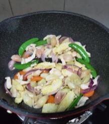 怎么炒出一道美味的杂蔬鸡肉炒贝壳面 