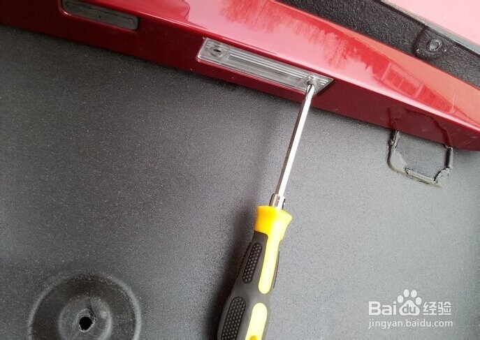 科鲁兹后备箱开关手抠失灵牌照灯不亮后更换