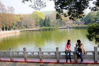 如何在大学几年内兼职赚到自己的生活费和学费？