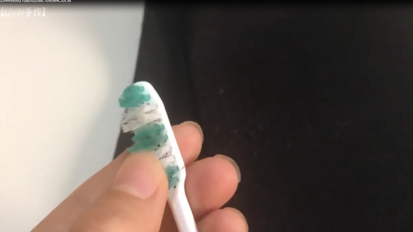 牙刷大妙用，轻松改装衣服毛球去除器！