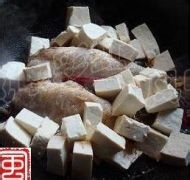 黄鱼炖豆腐的做法