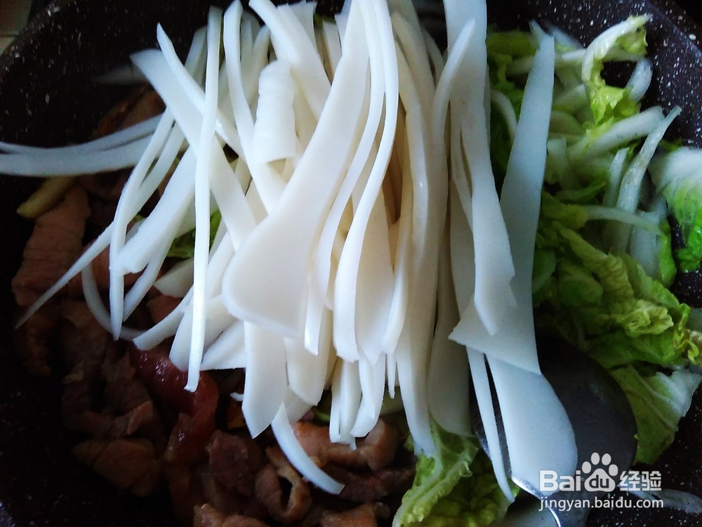 娃娃菜肉丝炒粉利的做法