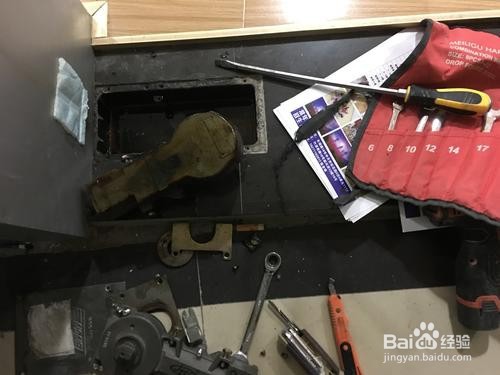 地弹门的地弹簧出现故障解决方法