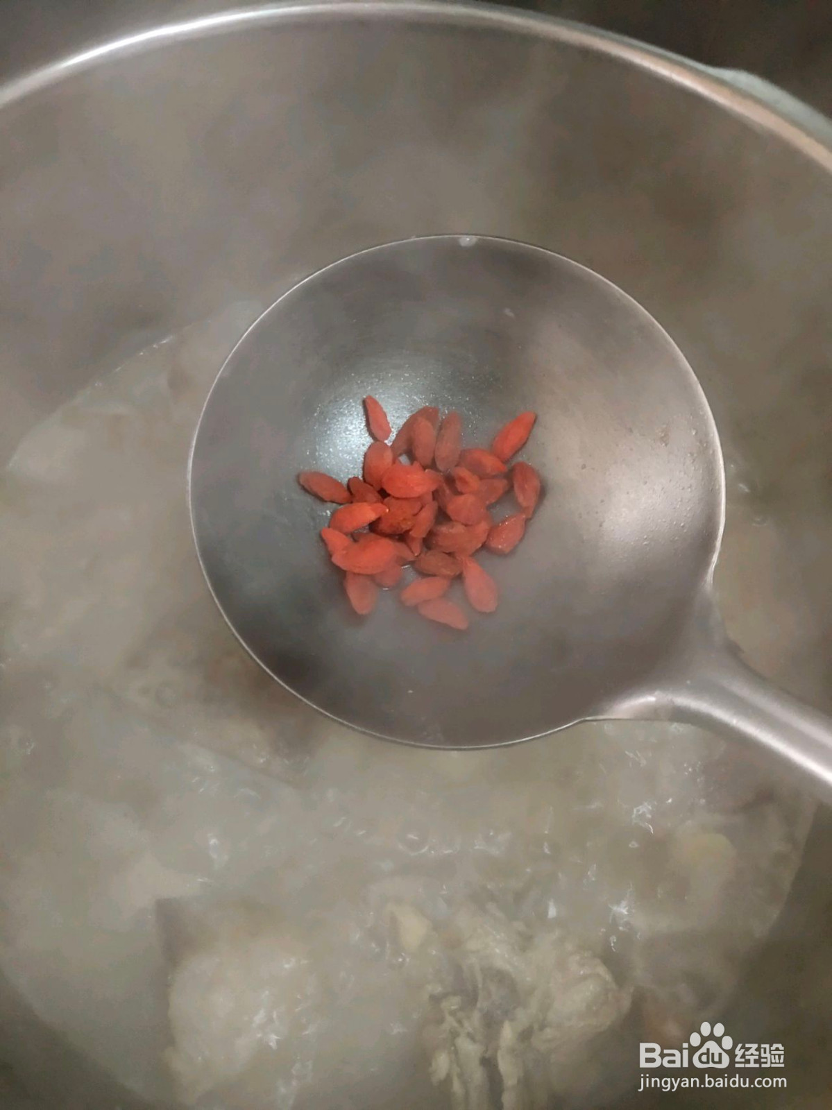 巨暖心的芋头排骨汤的做法