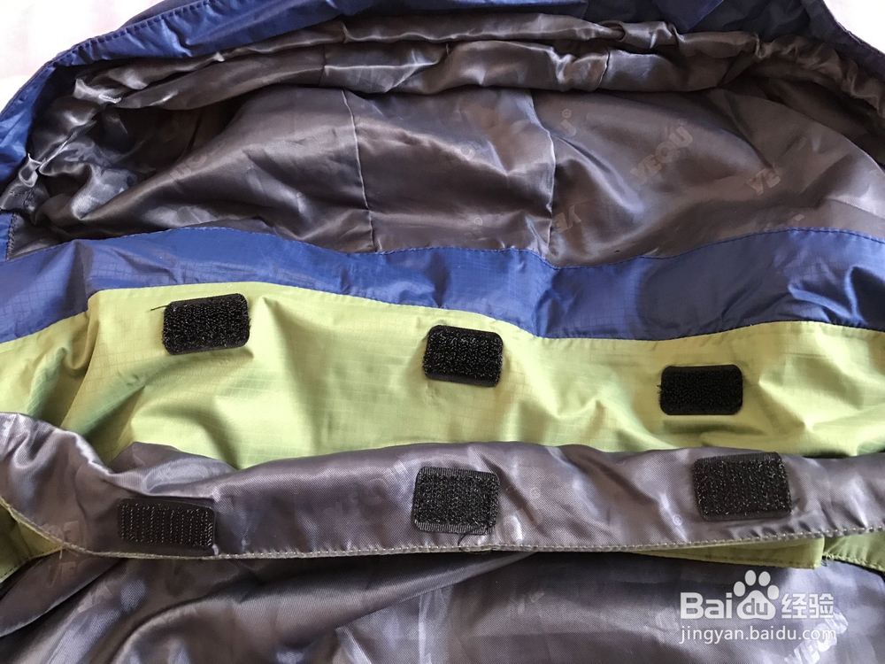 冲锋衣内置式帽子的收纳方法