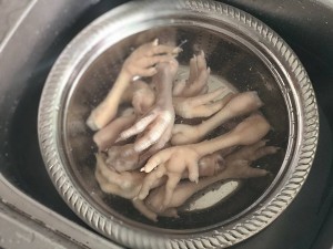自己在家做药膳炖鸡脚的做法