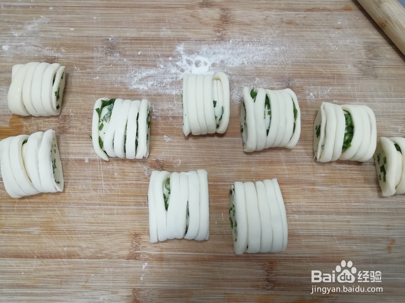 一次发酵的葱油花卷的做法