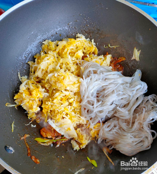 五花肉酸菜炖粉条，酸爽美味，好吃下饭