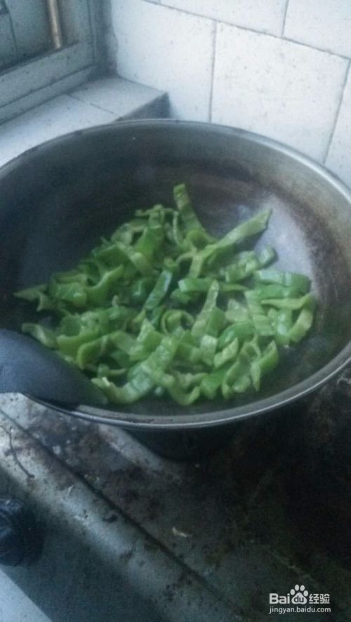 如何制作简单美味的青椒腊肠
