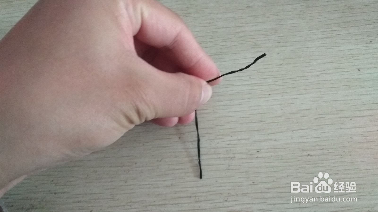 如何用一软数据线绑绳做阶梯式简易的中性笔支架