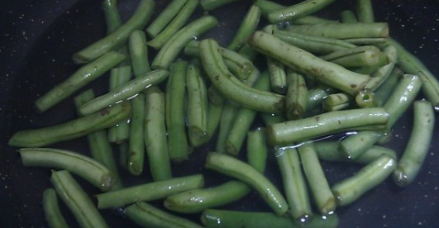 虾糕鸡蛋干炒四季豆的做法