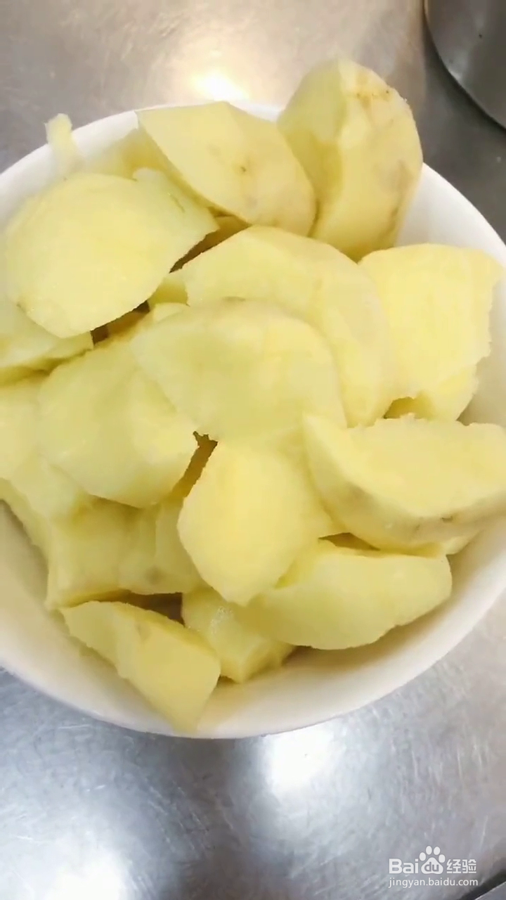 如何制作好吃土豆烧鸡爪？