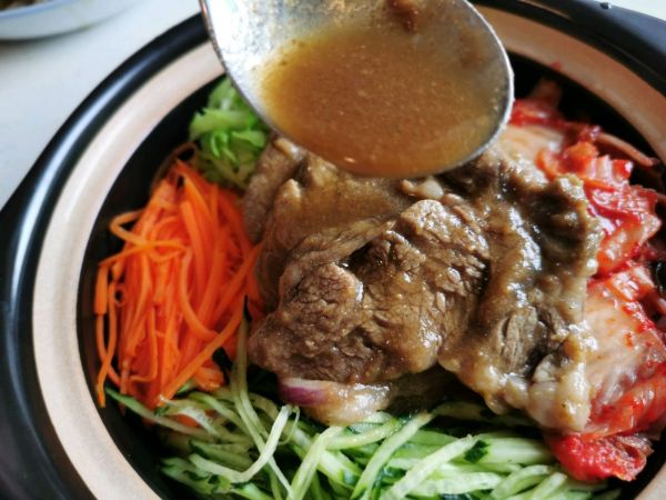 辣白菜烤牛肉拌饭