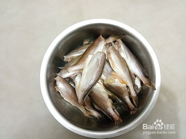 如何制作五香酥鱼