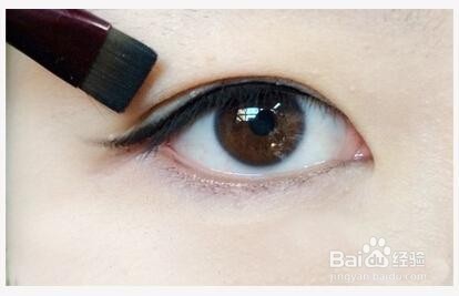 内双怎么画眼线才能使眼睛更大更有神