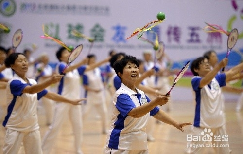 柔力球倒握拍的技巧