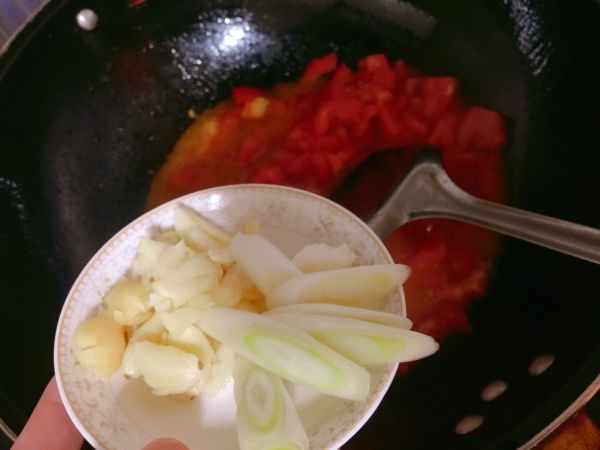 番茄浓汤牛肉米线