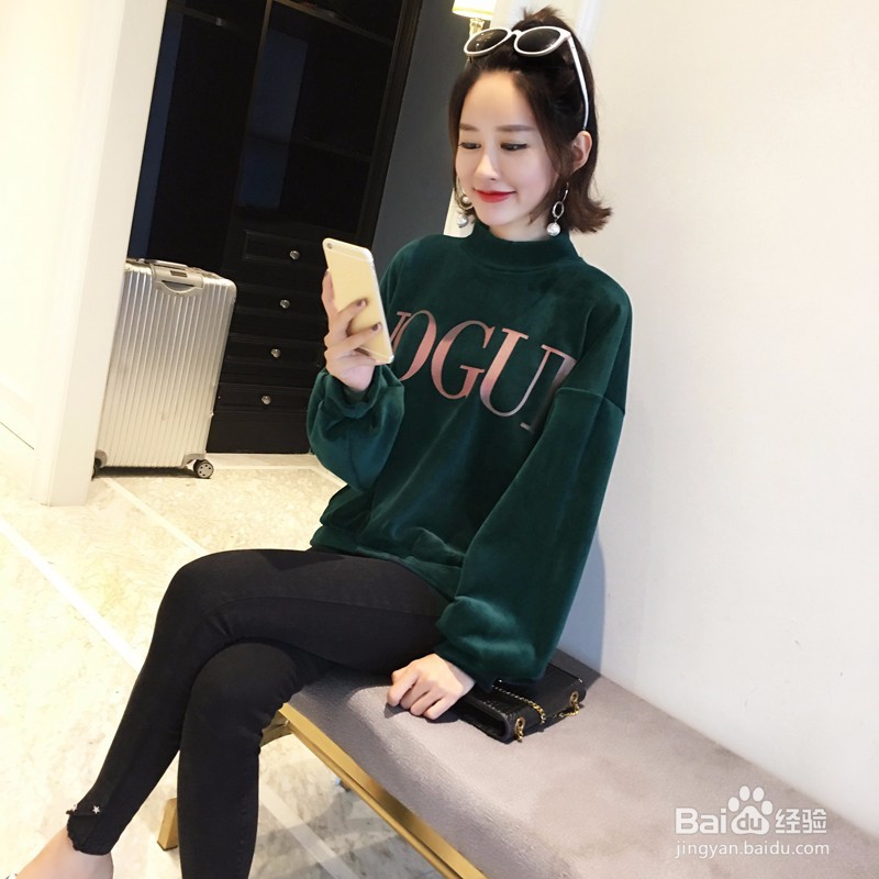 金丝绒卫衣怎么搭配