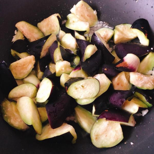 家常菜青椒炒茄子