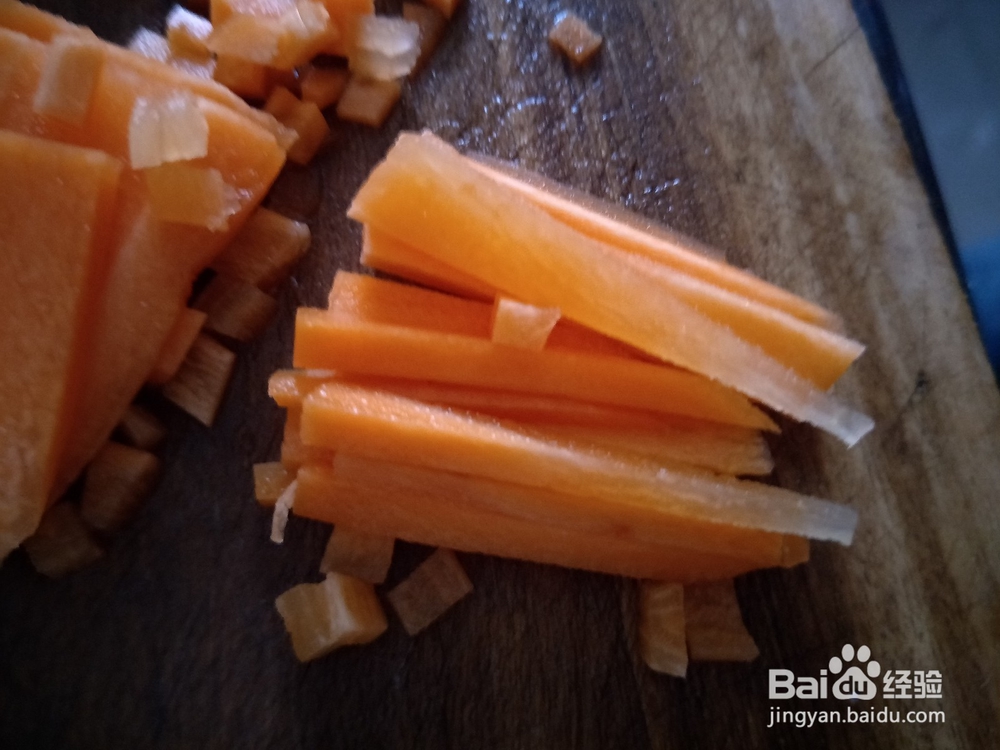 怎么切胡萝卜丁和鸡蛋胡萝卜