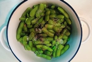 教你怎么做超级好吃的凉拌毛豆