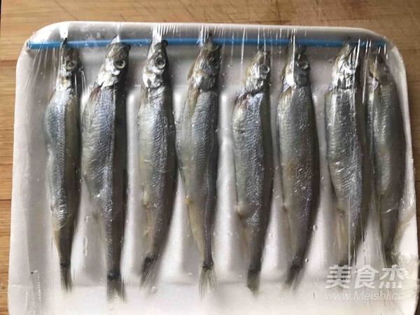 香煎多春鱼的做法