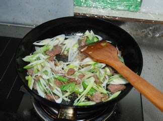 秋冬季节进补的好选择——葱爆羊肉