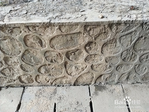 技术稍微好一点的话,整个挡墙片石的表面是平整的,而且勾缝的砂浆也是