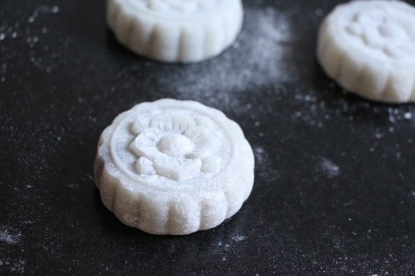 红豆沙冰皮月饼