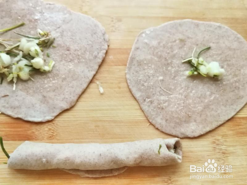野生小蒜葱油饼的做法