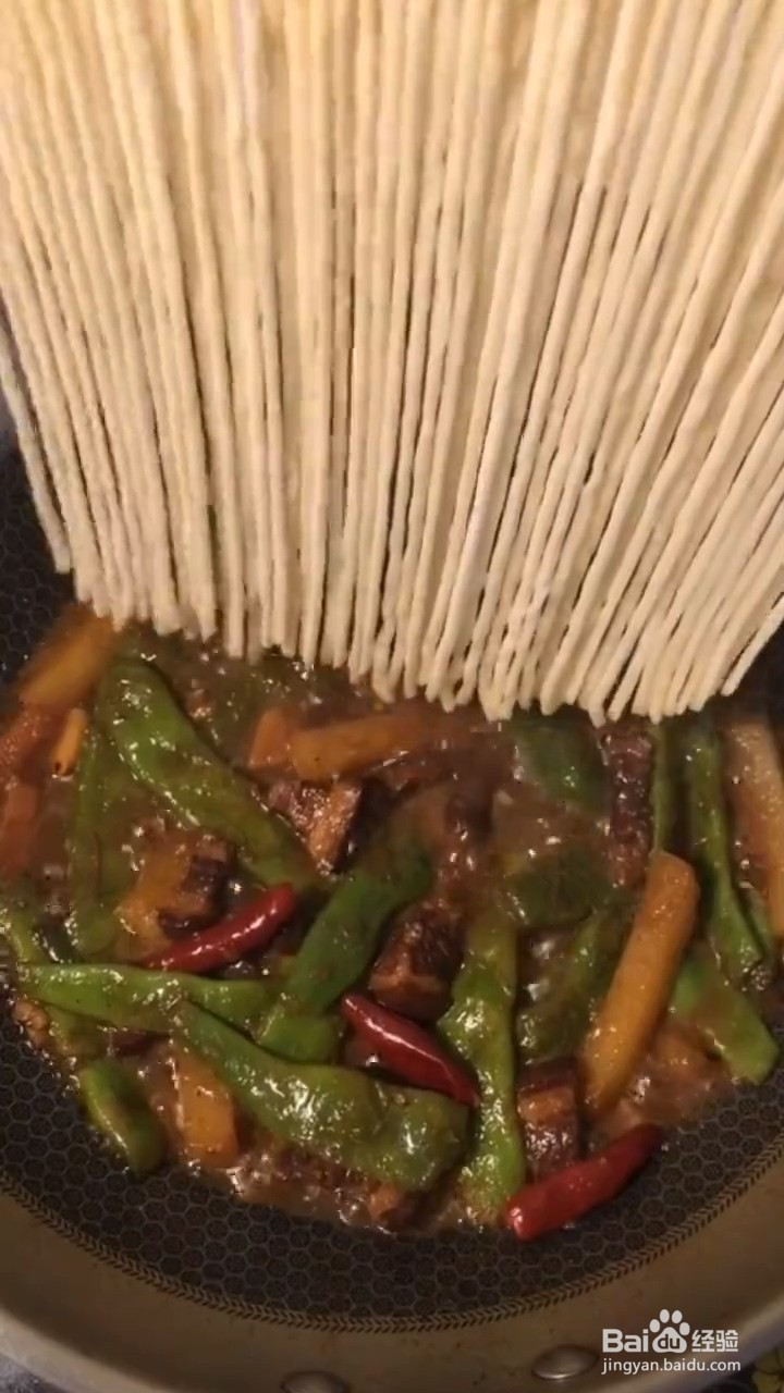 如何自制美味好吃的东北豆角焖面