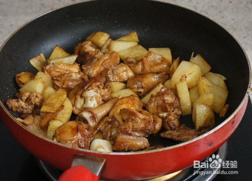 家常菜炒鸡块土豆怎么做呢？