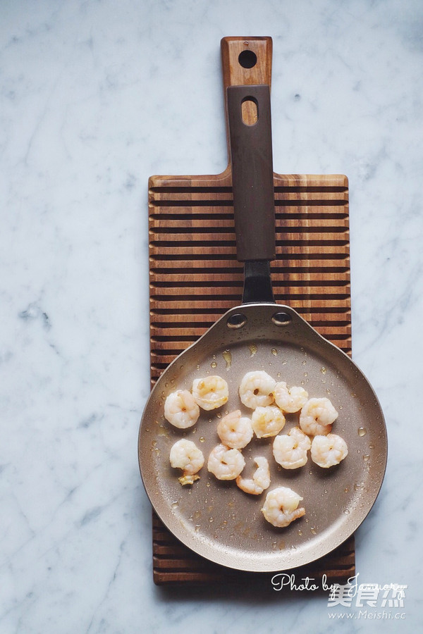 虾仁拌面的做法