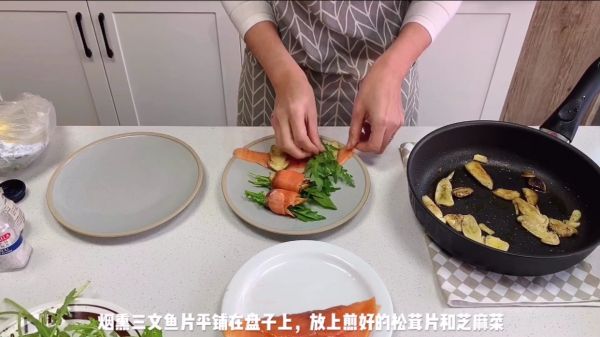 烟熏三文鱼松茸卷
