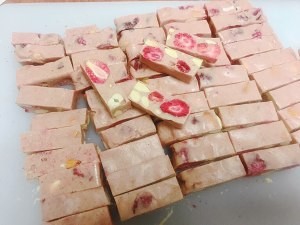 养生食补草莓牛轧糖的做法