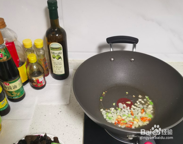 青椒豆角炒木耳的做法