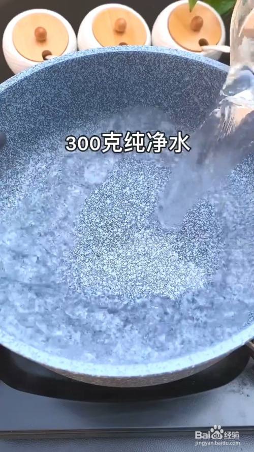 锅中加入300克纯净水,30克白糖,300克白凉粉.煮开倒出,晾凉成型