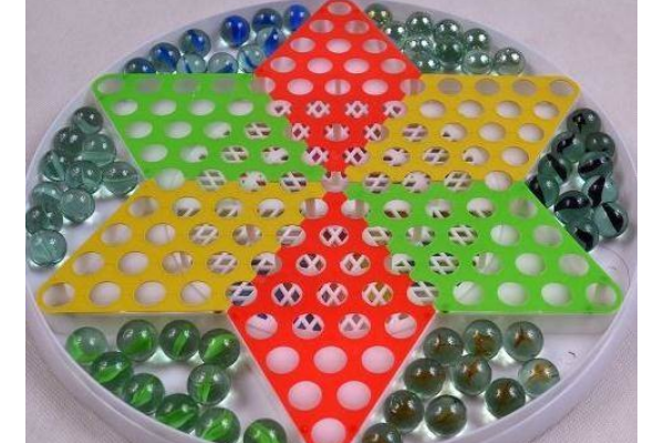跳棋不同颜色可以跳吗