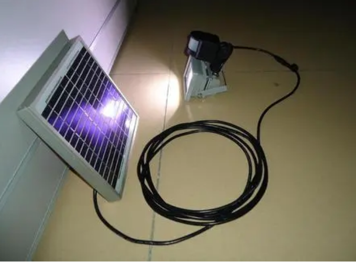 为什么太阳能灯接上电了充不上电