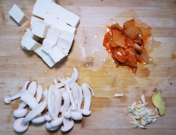 泡菜菌菇豆腐锅