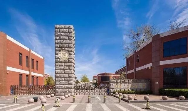 清华附中一共有多少个班级？一个班多少人