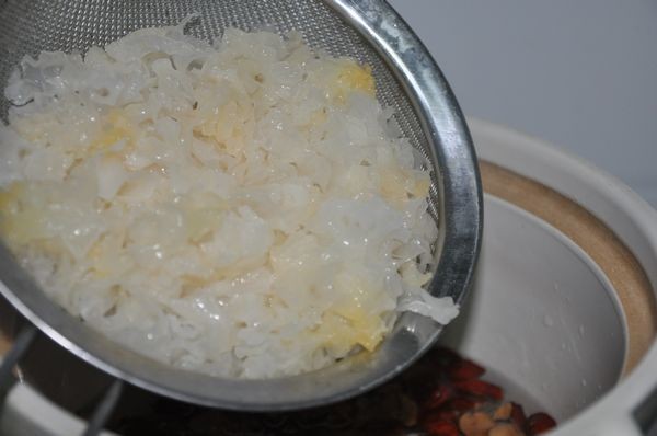 脆梨红枣银耳汤